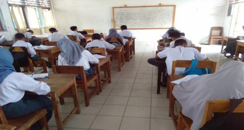 kegiatan belajar mengajar di kelas smkn 1 tongkuno